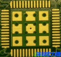 這個(gè)通孔的設(shè)計(jì)勉強(qiáng)可以接受，只剩下正中間一個(gè)通孔沒有塞孔，而且孔徑也變小了。