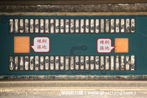 把板對板連接器全部移除，發(fā)現(xiàn)其下方板子共有兩個裸銅的方形設(shè)計(jì)。
