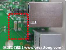 有人認(rèn)為電容旁邊已經(jīng)有螺絲將電路板固定于機(jī)殼上了，不應(yīng)該發(fā)生電路板彎曲的現(xiàn)象才對(duì)。