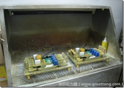 使用噴涂(Spraying)方式作業(yè)conformal coating時(shí)，需設(shè)備抽真空的設(shè)備，否則噴涂的物質(zhì)會(huì)飄散到空氣當(dāng)中，影響人體的健康。