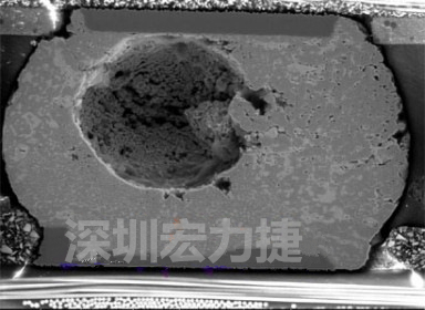 錫球氣泡大到足以影響到焊接的品質(zhì)，下圖是錫球切片后的剖面，可以很明顯看到氣泡已經(jīng)有錫球的 1/3 大了