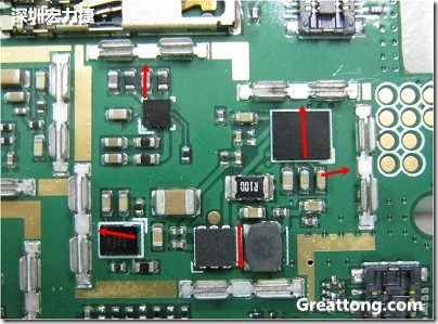 圖中顯示一塊電路板使用這種屏蔽夾(shielding clip)的實(shí)例?；旧衔覀?cè)趶澖堑牡胤蕉荚O(shè)計(jì)擺放了一個(gè)屏蔽夾，這樣可以讓作業(yè)員比較方便安裝屏蔽罩(shielding can)時(shí)的對(duì)位準(zhǔn)確。然后在其他沒有屏蔽夾的地方也設(shè)計(jì)了一些接地的布線，一來可以稍微提升屏蔽罩的電磁隔絕能力，另一方面也可以為屏蔽夾無效時(shí)，馬上可以更改為屏蔽框，而無需要重新設(shè)計(jì)電路板。