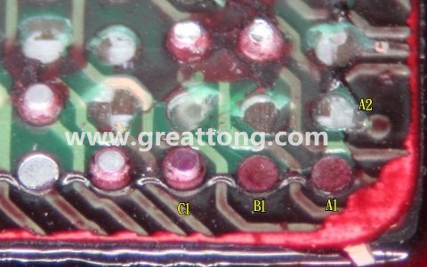 下圖是紅墨水測(cè)試后將PCB板子拿回來(lái)側(cè)一個(gè)角度拍攝的照片，就可以很清楚的看到錫球黏在PCB端，或不在PCB端。