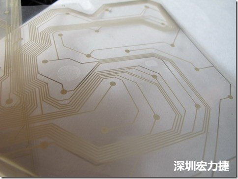 下面第二個圖則是另一片也有著按鍵線路的PTF，當上、下兩面PTF的按鍵結(jié)點互相接觸后就可以計算出是哪個按鍵被按下了?？墒钱敯存I沒有按下時，上下兩片PTF的線路則是分開的，所以上圖那片PTF的線路上面其實還另外覆蓋了另一層透明的PET作為絕緣層，只露出了需要在鍵盤按下時才會碰觸的接觸點，因為這些材質(zhì)使用的都是Polymer，所以才撐這樣的技術(shù)為Polydome(聚合簧片)。