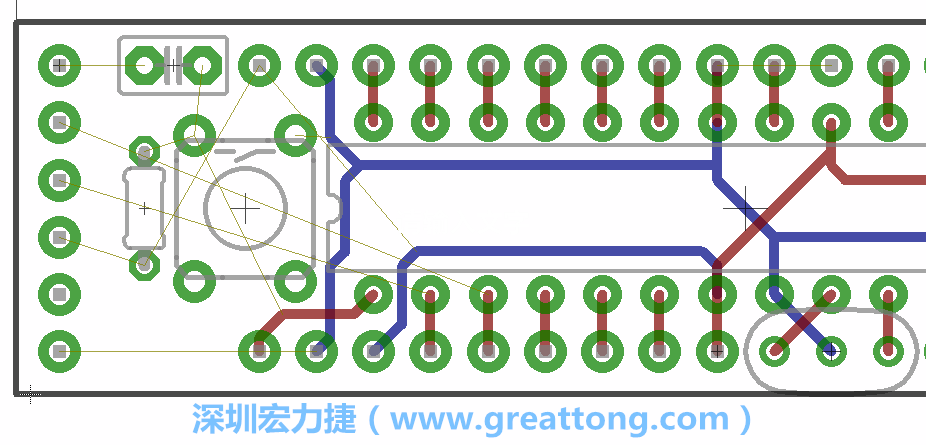 到目前為止，你應(yīng)該只剩下四個(gè)部分還未進(jìn)行布線，10K重置上拉電阻器、重置電容和1×6的序列排針。
