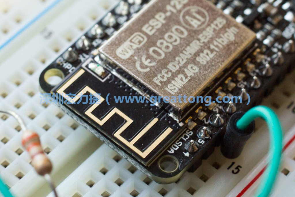 Adafruit Feather板上的無(wú)線電天線。