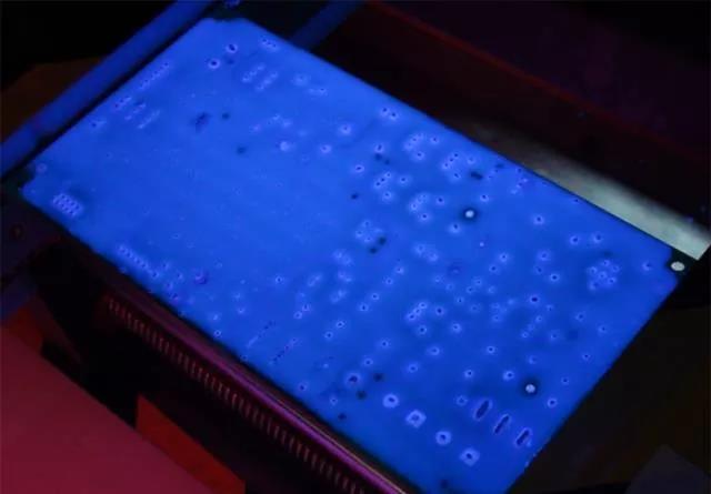 經(jīng)過(guò)涂覆工藝后的PCB，在紫光燈下的拍攝效果，原來(lái)coating也可以這么美！